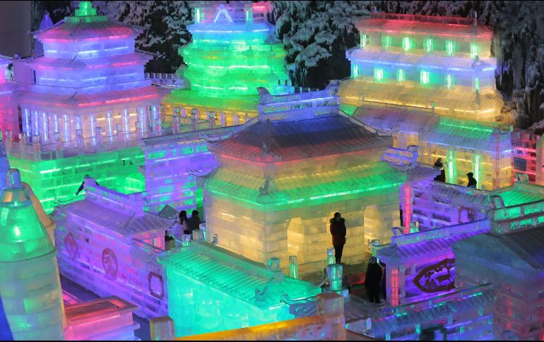 Esculturas de hielo en el festival de linternas de hielo Longqingxia, en el distrito de Yanqing de Pekín, China. El festival se celebra inspirado en la Olimpiadas de Invierno y el Festival de Primavera, que se celebrará el 16 de febrero. EFE/EPA/W. Hong
