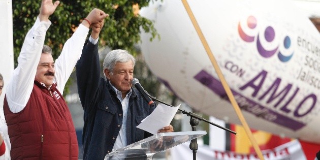 L&oacute;pez Obrador promete no subir impuestos