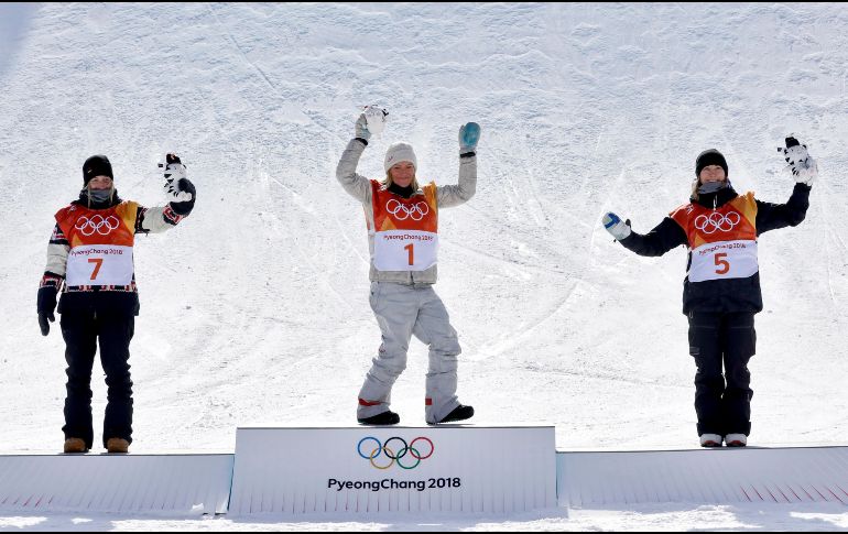 De izquierda a derecha: Laurie Blouin, de Canadá; Jamie Anderson, de los Estados Unidos; y Enni Rukajarvi, de Finlandia, celebran tras la competencia. AP/L. Jin-man