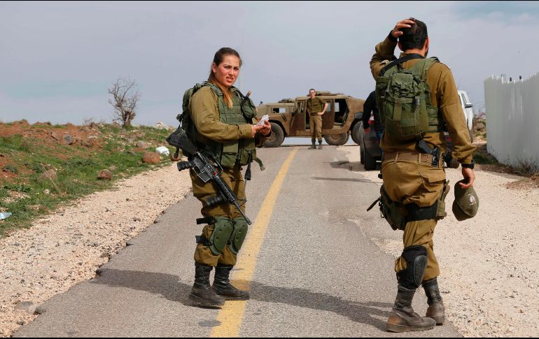 Soldados israelíes bloquean una carretera en los Altos del Golán, cerca de la frontera con Siria. AFP/J. Marey