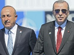Tanto el presidente turco, Recip Tayyip Erdogan (d), como el ministro Mevlüt Çavusoglu, han instado a Estados Unidos a que retire las tropas de las YPG de sus fronteras. EFE/ARCHIVO