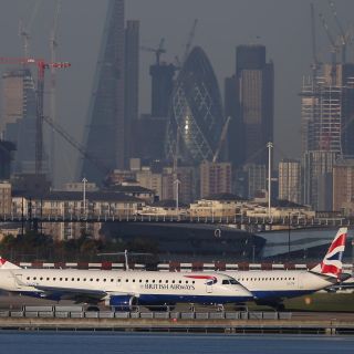 Cierran aeropuerto inglés tras hallar una bomba de la II Guerra Mundial