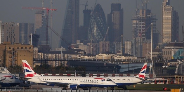 Cierran aeropuerto ingl&eacute;s tras hallar una bomba de la II Guerra Mundial