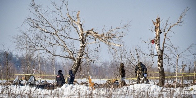 Nieve complica investigaci&oacute;n sobre la ca&iacute;da del avi&oacute;n en Rusia