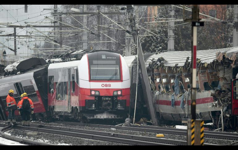 Los equipos de rescate acuden al sitio de la colisión entre dos trenes de pasajeros, en Niklasdorf, Austria. Al menos una persona ha muerto y 22 han resultado heridas. AFP/E. Scheriau