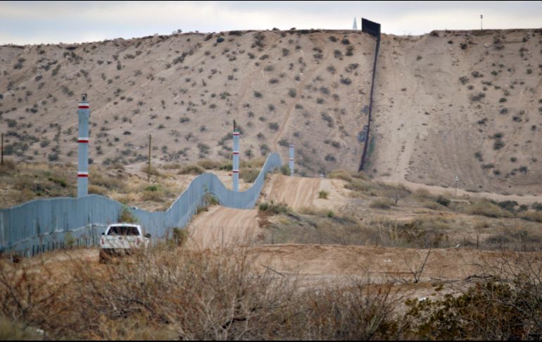 La administración mantiene su plan de requerir 18 mil MDD para la construcción de un total de mil 155 kilómetros de barreras físicas en la frontera con México. AP / ARCHIVO