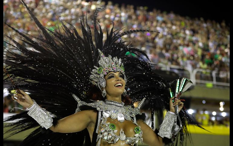 Milena Nogueira, reina de batería de la escuela de samba Imperio Serrano, baila en el desfile del carnaval de Río de Janeiro, en Brasil.