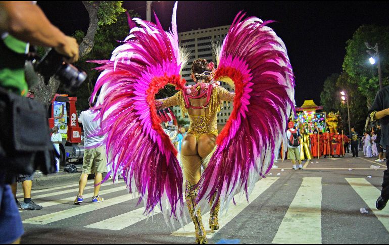 Una bailarina pariticipa en el desfile del carnaval de Río de Janeiro, en Brasil, el 12 de febrero. AFP/C. de Souza
