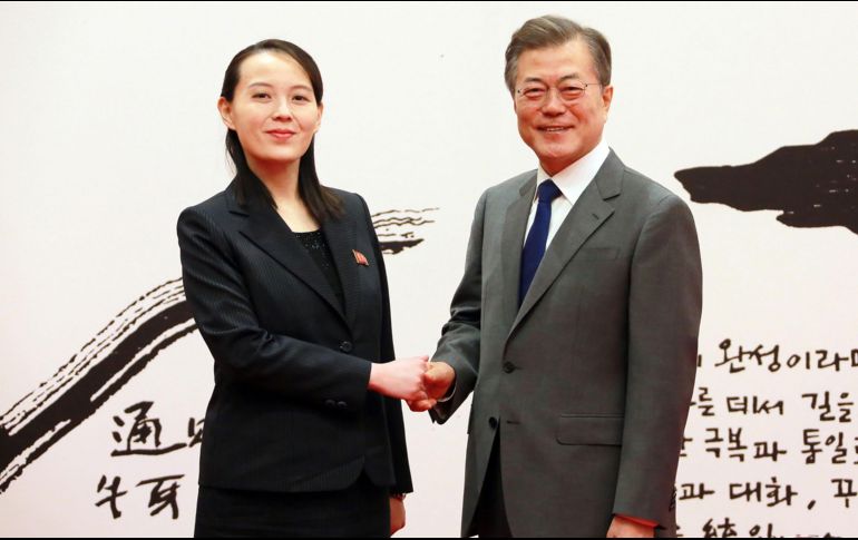 En su viaje, Kim Yo Jong estrechó la mano del presidente surcoreano Moon Jae-in. AP / ARCHIVO