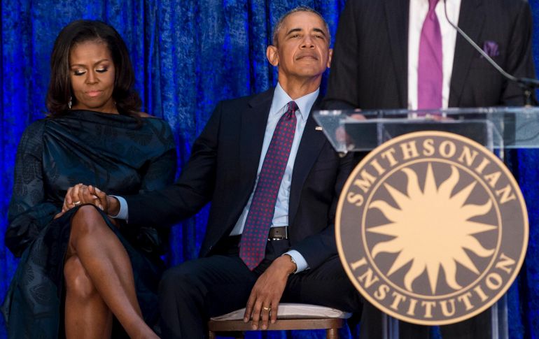 Barack Obama, ex presidente de Estados Unidos, y su esposa Michelle asisten a la ceremonia de presentación de sus retratos en la Galería Nacional del Retrato del Smithsonian, en Washington, DC. AFP/S. Loeb