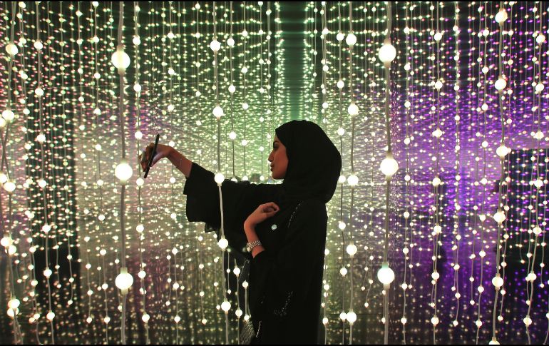 Una visitante se toma una foto en el Museo del Futuro de la Cumbre de Gobierno Mundial en Dubai, Emiratos Árabes Unidos. AP/K. Jebreili