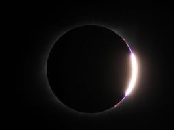 La fotografía muestra el momento preciso cuando la Luna pasó por delante del Sol. TWITTER / @esa