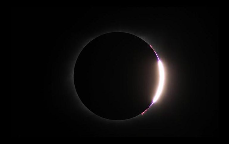 La fotografía muestra el momento preciso cuando la Luna pasó por delante del Sol. TWITTER / @esa