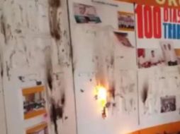 Lanzaron piedras a los cristales del edificio ubicado en el encauzamiento René Juárez, mientras otro grupo de maestros ingresó a las oficinas para destrozar sillas, ventanas y hacer pintas. YOUTUBE / Tuitealo