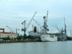 Equipos de rescate tratan de controlar el incendio provocado por la detonación. ESPECIAL/thequint.com