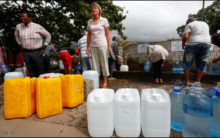 Instituciones gubernamentales han limitado el consumo diario de agua a 50 litros por persona, con lo que lograron extender la duración de su reserva hasta junio. EFE/N. BOTHMA