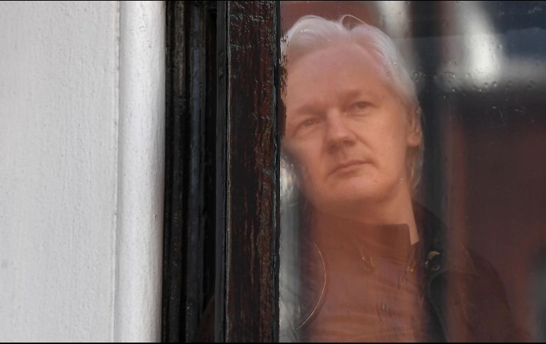 Una jueza desestimó el argumento de la defensa de Assange, de que perseguirle por violar sus condiciones de fianza no es de interés público, por lo que se sigue con la orden de aprehenderlo. AFP / ARCHIVO