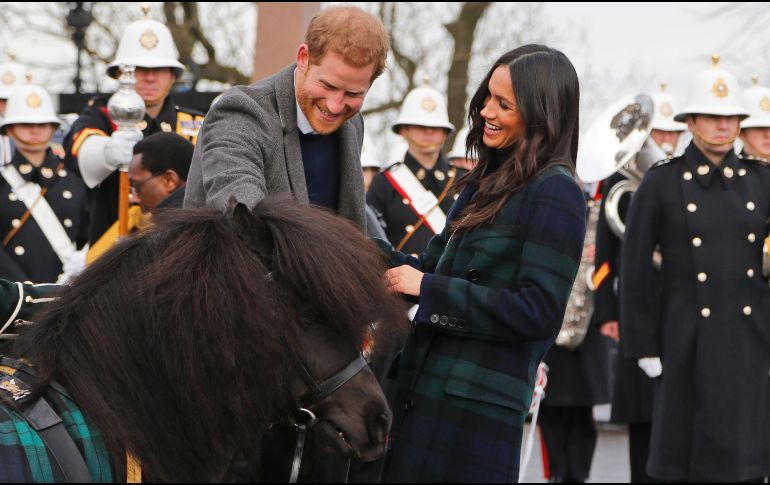 El príncipe Enrique de Inglaterra y su prometida Meghan Markle se ven con un poni de las Shetland, a su llegada al castillo de Edinburgo en la capital escocesa. La pareja realiza una visita de un día a la ciudad. AP/F. Augstein