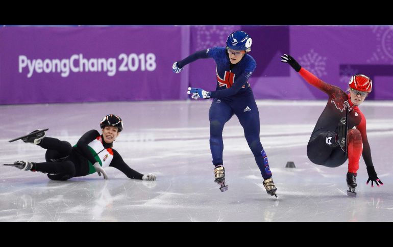 La británica Elise Christie (c) patina mientras la húngara Andrea Keszler (i) y la canadiense Kim Boutin (d) caen, en la competencia olímpica de los 500 metros de patinaje de velocidad en pista corta en Gangneung, Corea del Sur. AP/P. Semansky