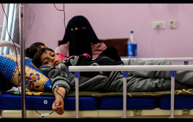 Niños enfermos de cáncer reciben tratamiento en un hospital de la ciudad de Gaza, en Territorios Palestinos. AFP/M. Hams