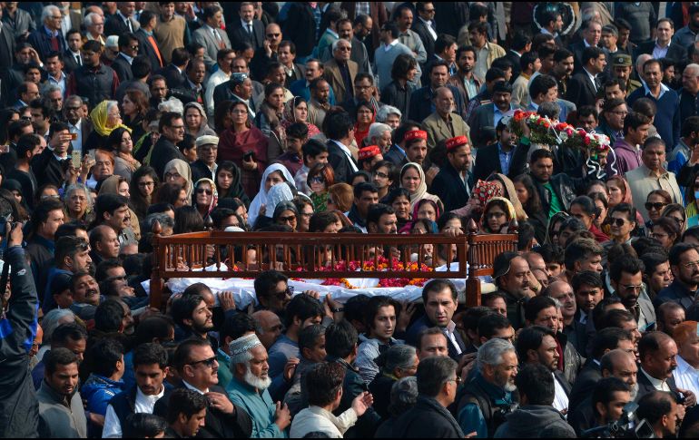 Una multitud asiste en Lahore, Pakistán, al funeral de Asma Jahang, una popular abogada y defensora de los derechos humanos paquistaní fallecida el 11 de febrero. AFP/A. Ali