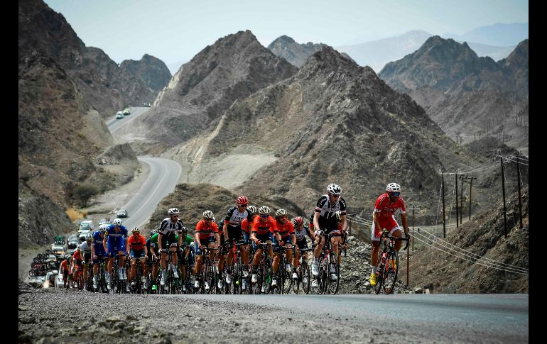 El pelotón participa en la primera etapa del Tour cicilista de Omán, realizado entre Nizwa y Muscat, en Omán. AFP/P. Lopez