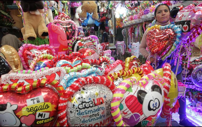Productos para el día del Amor y la Amistad se ofrecen en un mercado popular de Ciudad de México. EFE/M. Guzmán