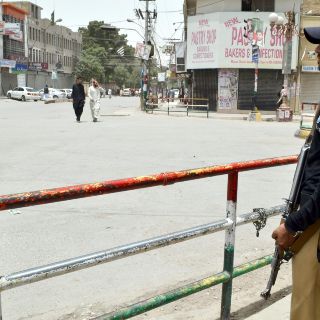 Talibanes paquistaníes matan a cuatro guardias