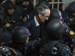 Álvaro Colom, el segundo ex presidente guatemalteco detenido por corrupción en los últimos tres años, fue escoltado por numerosos policías. AP/L. Soto