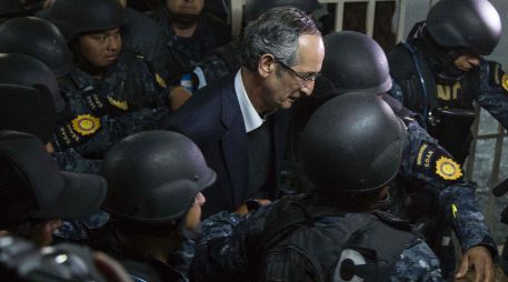 Álvaro Colom, el segundo ex presidente guatemalteco detenido por corrupción en los últimos tres años, fue escoltado por numerosos policías. AP/L. Soto