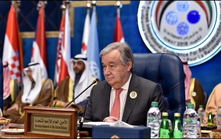 El secretario general de la ONU, Antonio Guterres (c), participa en la conferencia internacional de donantes para la reconstrucción de Iraq. EFE/N. Ibrahim