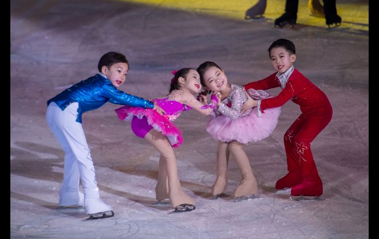 Niños se presentan en la ceremonia inaugural de un festival de patinaje artístico, en el marco del aniversario del natalicio del fallecido líder norcoreano Kim Jong Il, en Pyongyang, Corea del Norte. AFP/W. Kim