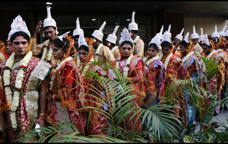 Novios se dirigen en procesión hacia una ceremonia de boda masiva en Calcuta, India, organizada en el marco del Día de San Valentín. AP/B. Das