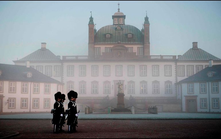 Integrantes de la Guardia Real danesa se paran frente al palacio en Fredensborg, Dinamarca, tras la muerte del príncipe Enrique de Dinamarca, esposo de la reina Margarita II. El príncipe falleció la víspera, a los 83 años. AFP/Scanpix/L. Sabroe