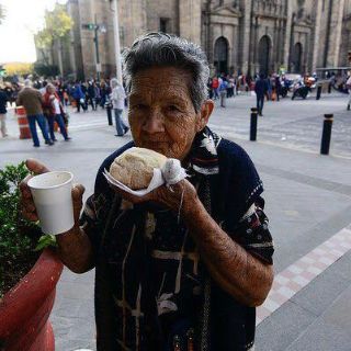 Tapatíos celebran aniversario de Guadalajara con rosas y pan