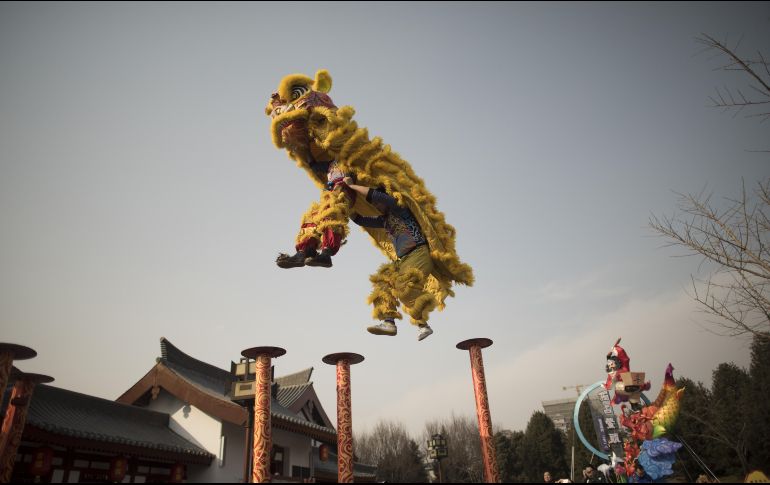 Un desfile de la danza del león se presenta en el parque Tang Paradise, en Xian, China, previo a las celebraciones del Año Nuevo chino, que será el 16 de febrero. AFP/F. Dufour