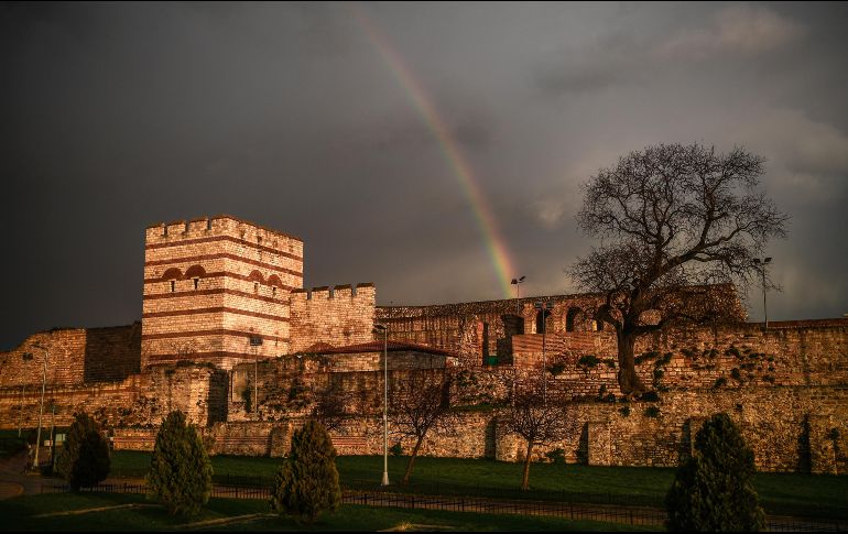 Un arcoíris se ve sobre los históricos muros de Bizancio, luego de una tormenta en Estambul, Turquía. AFP/O. Kose