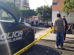 Los agresores escapan abordo de un vehículo tinto después de balear en repetidas ocasiones a la víctima. EL INFORMADOR / S. Blanco