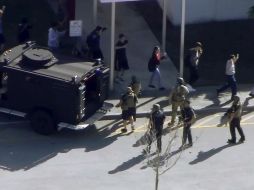 Imágenes captadas por televisión mostraban decenas de estudiantes que abandonaban la escuela secundaria Marjory Stoneman Douglas. AP / WPLG-TV