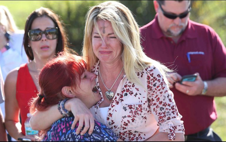 Padres aguardan noticias de sus hijos tras un tiroteo en la preparatoria Marjory Stoneman Douglas, ubicada en la ciudad estadounidense de Parkland, Florida. AP/J. Auerbach