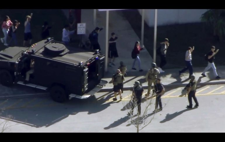 Estudiantes de la escuela preparatoria Marjory Stoneman Douglas en Parkland, Florida, son evacuados tras un tiroteo. AP/WPLG-TV