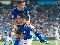 Julio Domínguez (arriba) festeja su gol con Édgar Méndez, que valió la igualada para el Cruz Azul. MEXSPORT