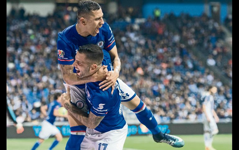 Julio Domínguez (arriba) festeja su gol con Édgar Méndez, que valió la igualada para el Cruz Azul. MEXSPORT