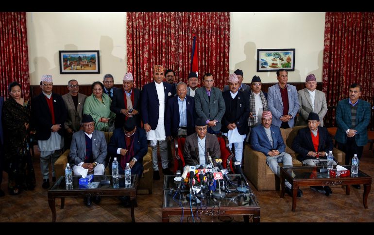 El primer ministro nepalí, Sher Bahadur Deuba (c), anuncia su dimisión en su oficina en Katmandú. EFE/N. Shrestha