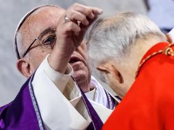 El Papa Francisco (i) impone la ceniza en forma de cruz sobre la cabeza de un cardenal, en la basílica romana de Santa Sabina. EFE/A. Carconi