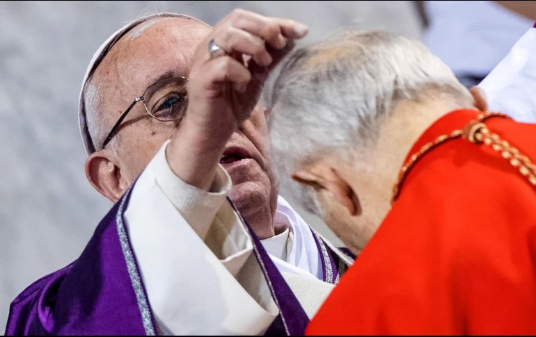El Papa Francisco (i) impone la ceniza en forma de cruz sobre la cabeza de un cardenal, en la basílica romana de Santa Sabina. EFE/A. Carconi