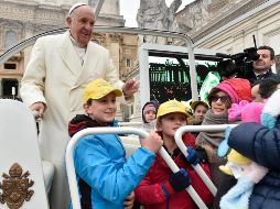 Fotografía cedida por el periódico del Vaticano L'Osservatore Romano, que muestra al Papa Francisco (i) mientras saluda a unos fieles durante su audiencia general de los miércoles. EFE/L'Osservatore Romano