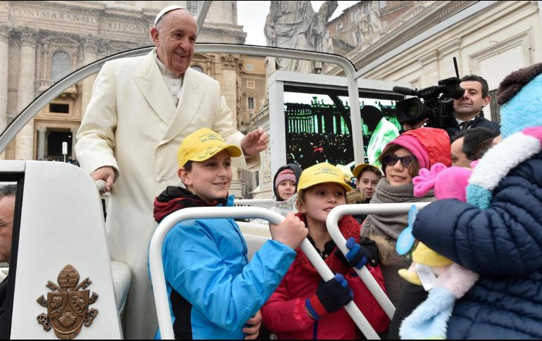 Fotografía cedida por el periódico del Vaticano L'Osservatore Romano, que muestra al Papa Francisco (i) mientras saluda a unos fieles durante su audiencia general de los miércoles. EFE/L'Osservatore Romano