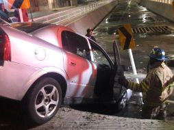 El auto involucrado en el incidente cae en un canal metros más adelante del punto del incidente. ESPECIAL / Policía de Tlajomulco