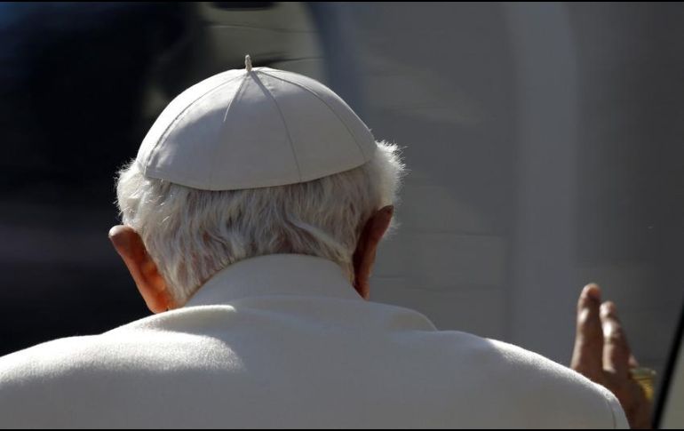 Dentro de dos meses Benedicto XVI cumple 91 años y, como él mismo ha dicho recientemente, siente el peso de los años como es normal a esta edad. AP / ARCHIVO